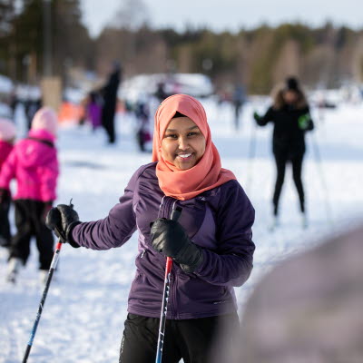 Tjej som åker skidor