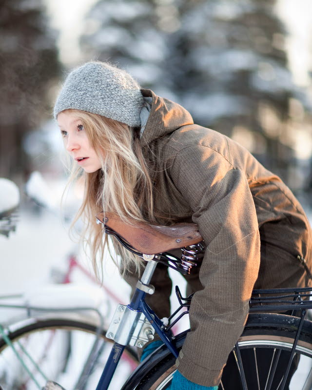 Ung kvinna låser cykel