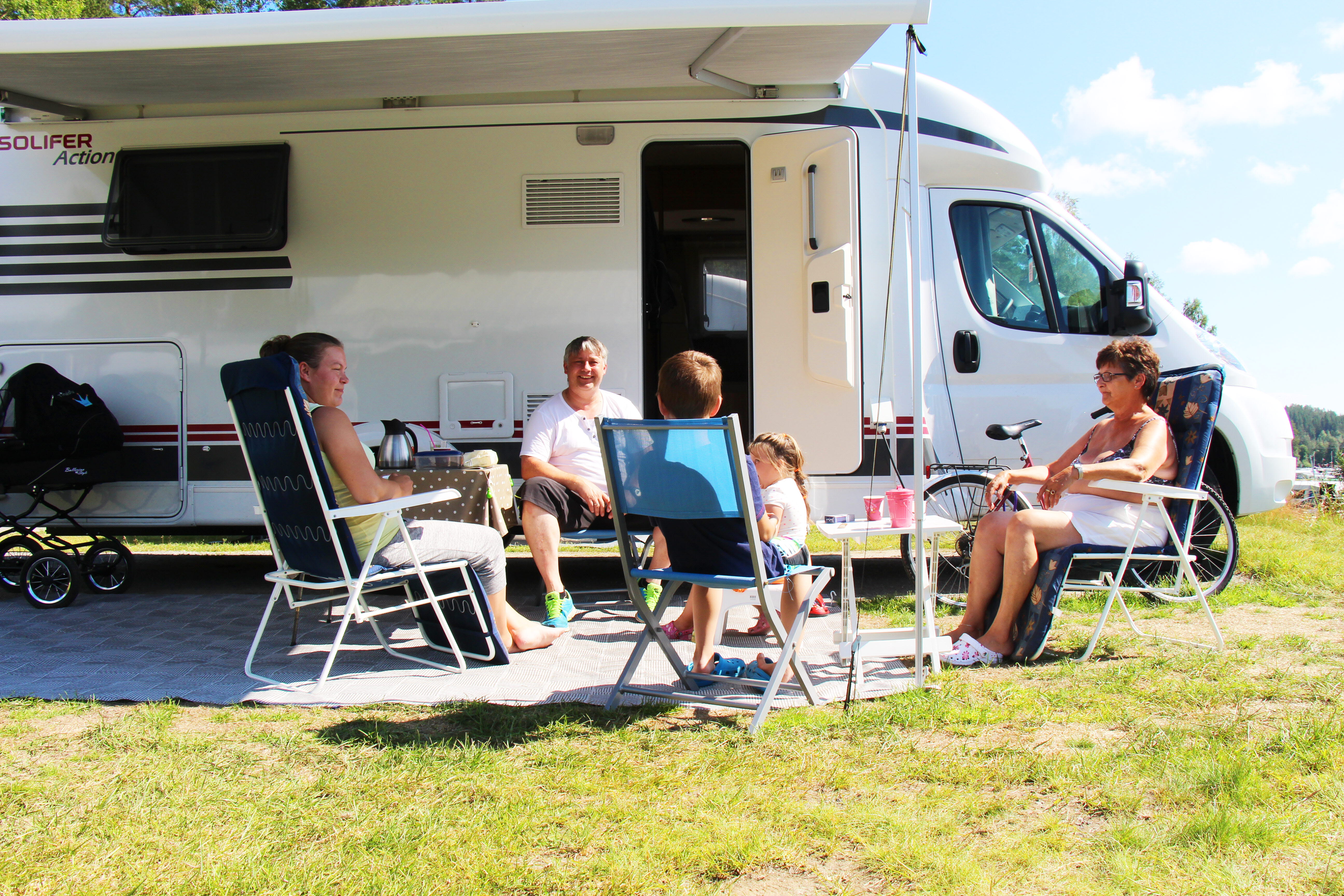 Familj vid en husbil