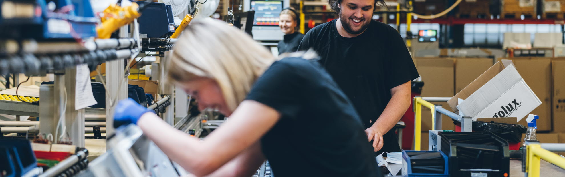 Två personer som arbetar