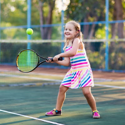 Flicka spelar tennis