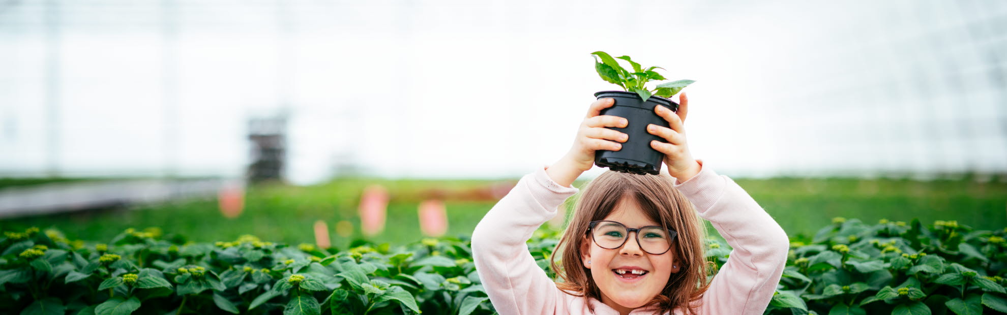Barn med planta på huvudet